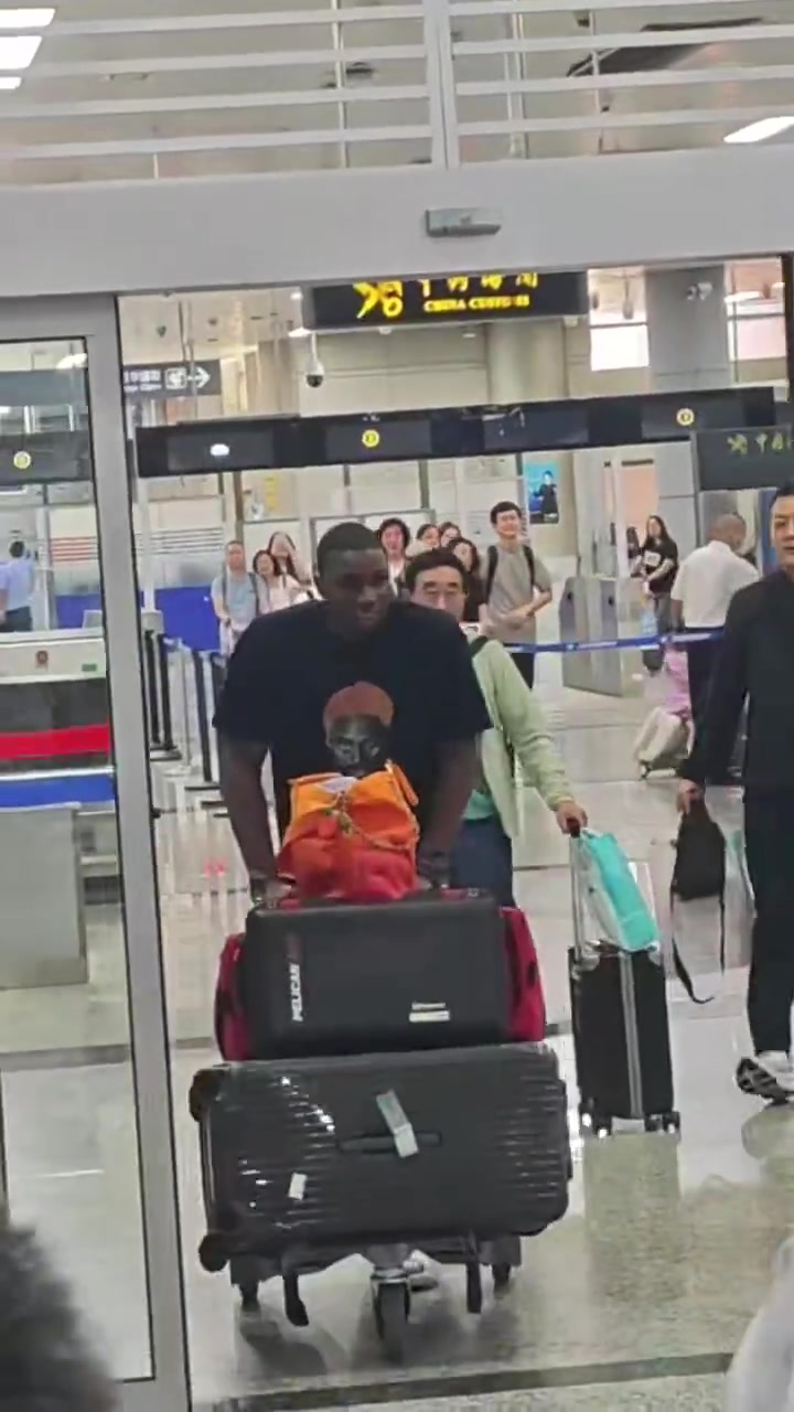 山西男篮外援迪亚洛今日抵达太原 山西球迷热情欢迎！